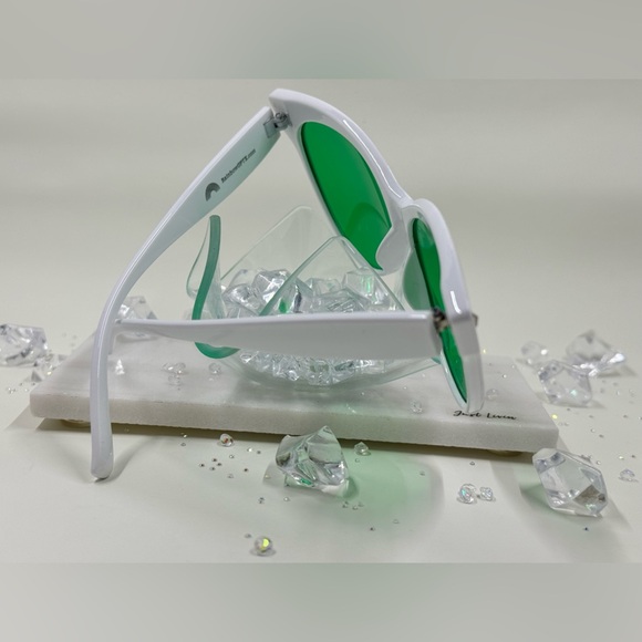 🛍️ RARE White Cat Eye Frame Green Lens - Picture 2 of 9